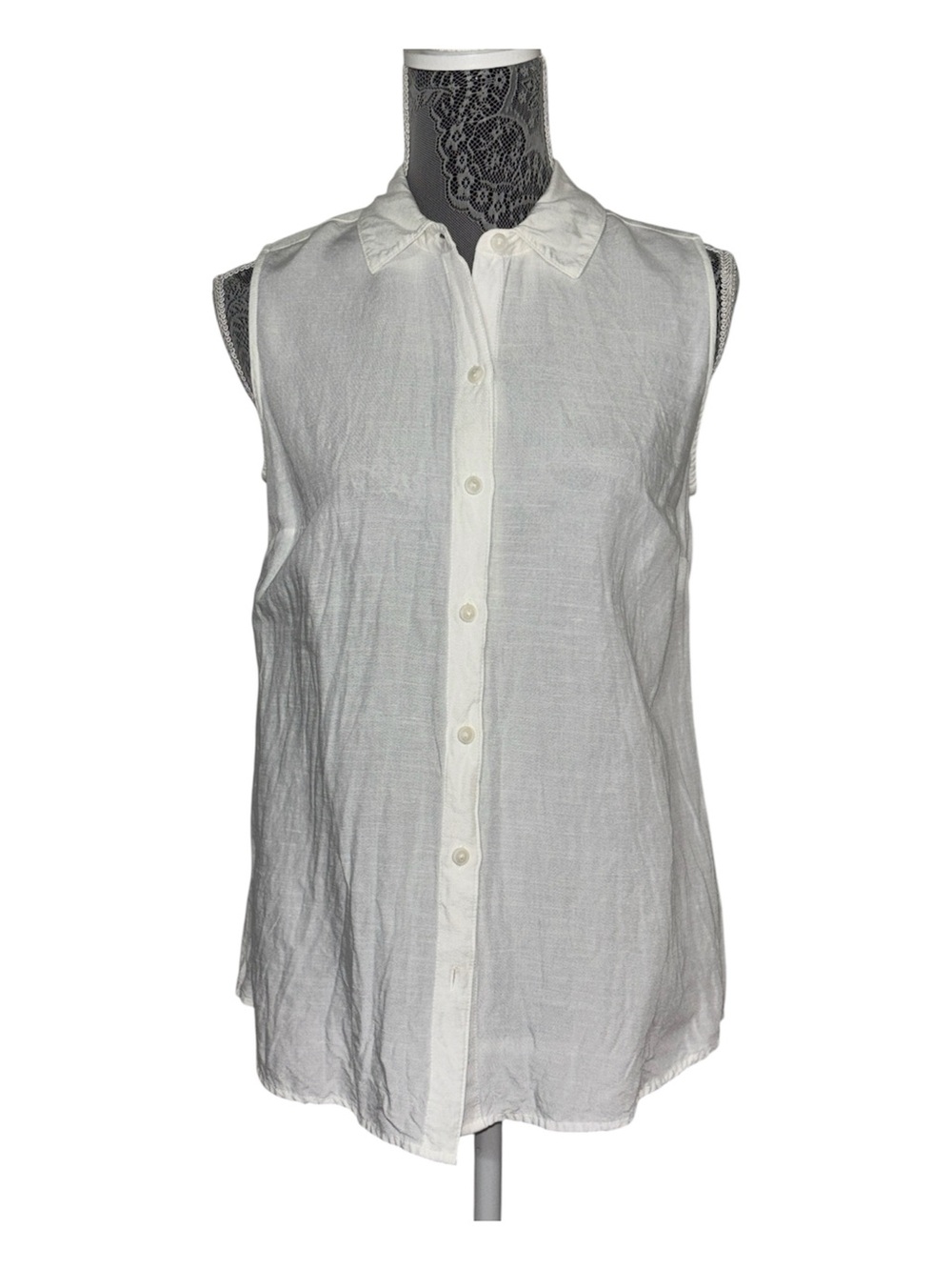 Croft & Barrow Sleeveless White Button-Front Linen Blend Shirt. Size Small.